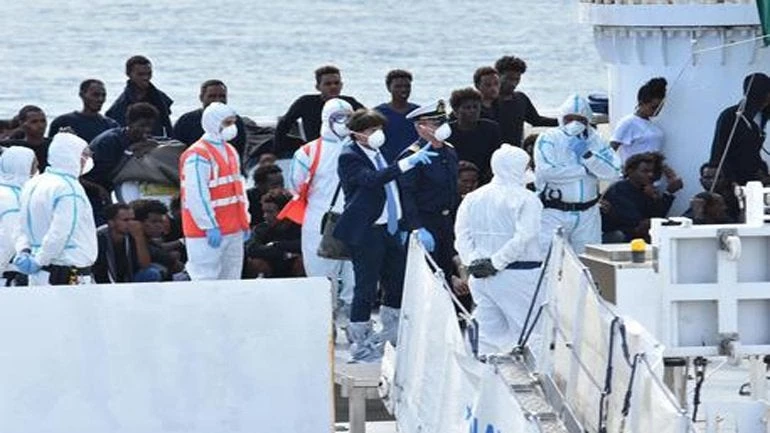 Συναγερμός! Γεμάτοι αρρώστιες οι μετανάστες που αποβιβάστηκαν στην Ιταλία